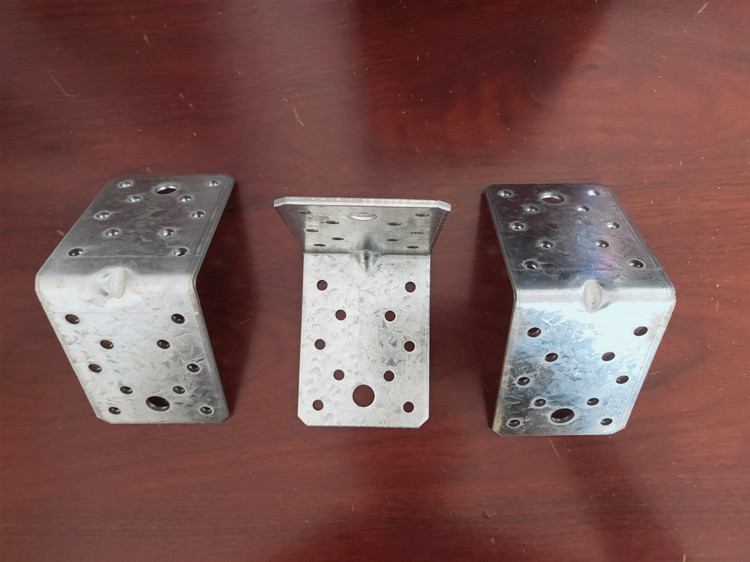 為消除材料因素對彎曲件回彈的影（yǐng）響（xiǎng）都這樣做